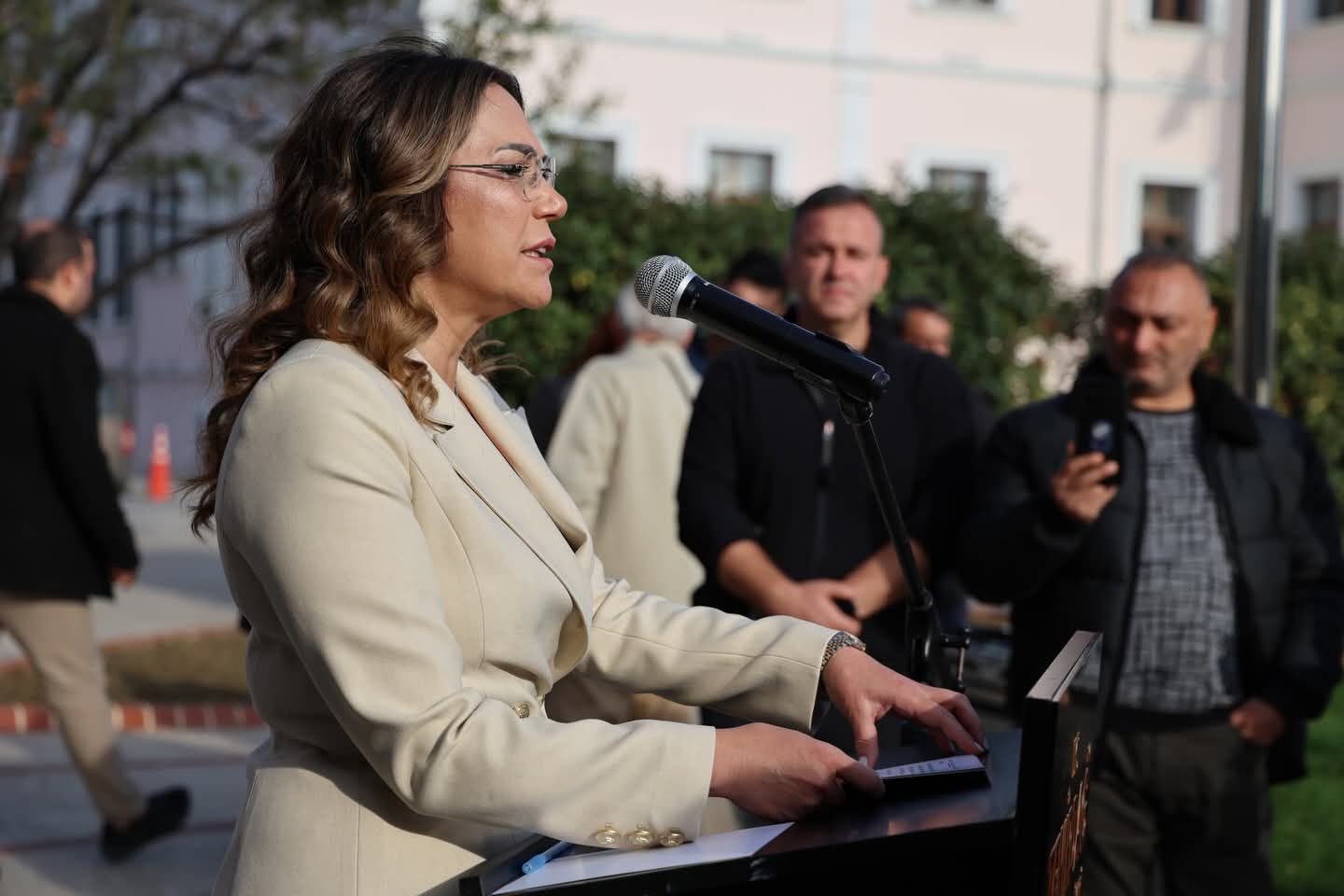 5 Aralık’ta Tekirdağ’da Kadın Hakları Vurgusu<br><br>5 Aralık 2025 tarihinde Tekirdağ’da, kadınlara seçme ve seçilme hakkı tanınmasının 91. yılı dolayısıyla bir anma töreni düzenlendi. Tören, Tekirdağ Büyükşehir Belediyesi, Türk Kadınlar Birliği Tekirdağ Şubesi ve çeşitli siyasi partilerin kadın kollarının katılımıyla gerçekleştirildi.<br><br>Konuşmalarda, 5 Aralık 1934’ün Cumhuriyet devrimlerinin en önemli adımlarından biri olduğu vurgulandı. Türk Kadınlar Birliği adına konuşan Birgül Kemiksiz, şu noktaları belirtti:<br><br>– Kadınların eşit temsil hakkı için mücadelelerinin süreceği<br>– Şiddetsiz bir yaşam talep ettikleri<br>– Karar mekanizmalarında daha fazla yer alma hedeflerinin devam edeceği<br><br>Törende, “Kadın güçlenirse toplum güçlenir” mesajı ön plana çıktı. Katılımcılara, kadınların demokratik haklarına sahip çıkmaları için çağrıda bulunuldu. Tören, katılımcıların anıt önünde fotoğraf çektirmesiyle sona erdi. <br><br>Bu etkinlik, kadın haklarının önemini bir kez daha hatırlatırken, toplumda eşitlik ve adaletin sağlanması için atılması gereken adımları da gündeme getirdi.