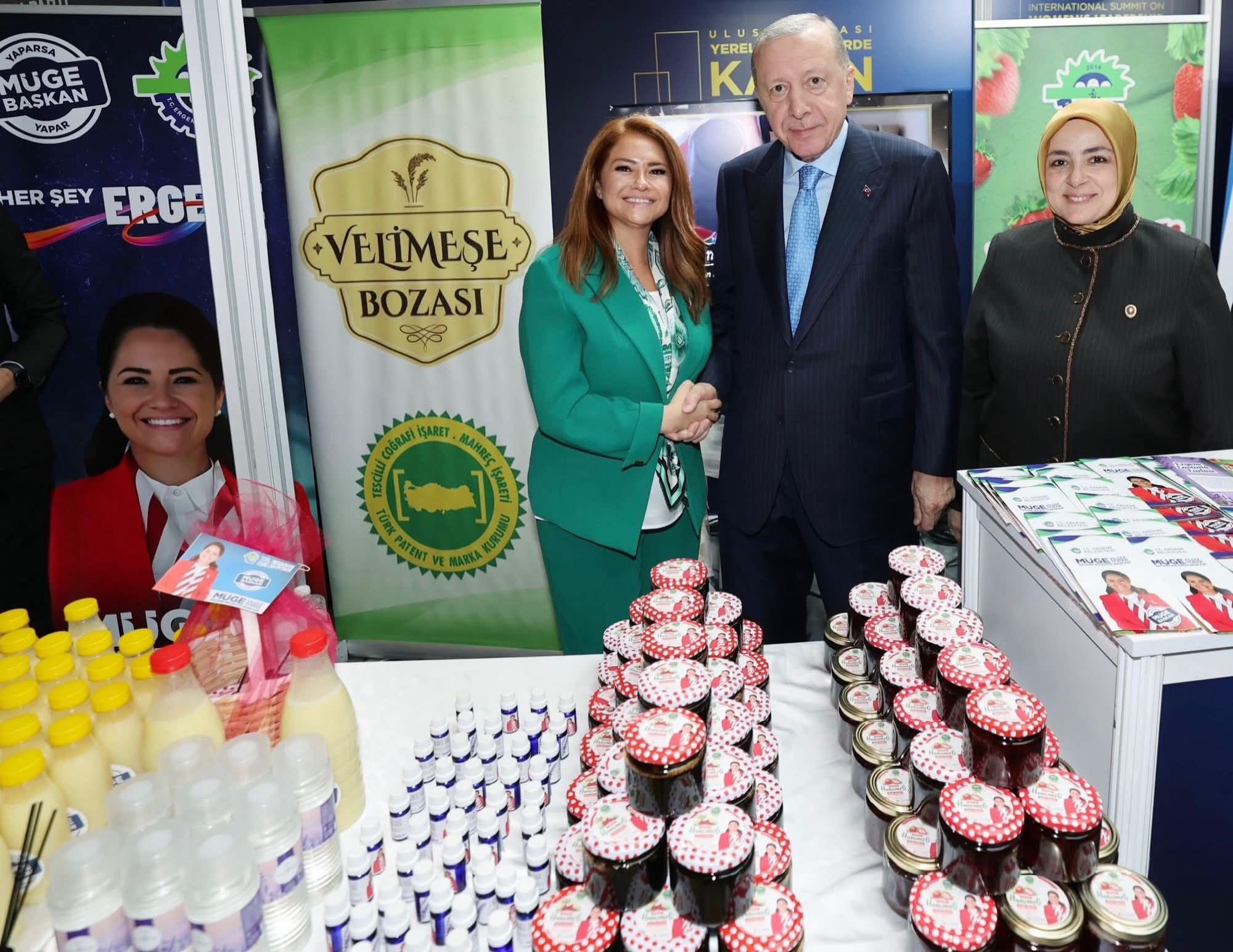 ERGENE ULUSLARARASI ARENAYA TAŞINDI!<br>Ergene Belediye Başkanı Müge Yıldız Topak, İstanbul’da düzenlenen Uluslararası Yerel Yönetimlerde Kadın Zirvesine katılarak Ergene’yi uluslararası arenada temsil etti. <br>İstanbul’da düzenlenen Uluslararası Yerel Yönetimlerde Kadın Zirvesinde Türkiye’nin dört bir yanından kadın yerel yöneticilerin yanı sıra birçok ülkeden katılımcı yer aldı. Zirvede, Ergene Belediyesi’nin çalışmaları ve özellikle kadın emeğine verilen değer dikkat çekti. Zirve kapsamında yöresel ürünleri, kadın üreticilerin el emeğiyle ortaya çıkan çalışmalar ve yerel kalkınmaya katkı sunan projeler tanıtıldı. <br>CUMHURBAŞKANI RECEP TAYYİP ERDOĞAN İLE BİR ARAYA GELDİK!<br>Programın en önemli anlarından biri ise Cumhurbaşkanı Recep Tayyip Erdoğan’ın Ergene Belediye Başkanı Müge Yıldız Topak ile bir araya gelmesi oldu. Başkan Müge Yıldız Topak, Cumhurbaşkanı Recep Tayyip Erdoğan’a Ergene’nin yöresel ürünleri, kadın emeğiyle yürütülen üretim projeleri ve belediyenin sosyal belediyecilik anlayışıyla hayata geçirdiği çalışmaları hakkında bilgi verdi. Başkan Müge Yıldız Topak, “Uluslararası Yerel Yönetimlerde Kadın Zirvesi, kadınların yerel yönetimlerdeki rolünü güçlendirmek adına son derece kıymetli bir platform. Bugün burada, Ergene’mizin üretimini, emeğini ve değerlerini dünyaya anlatmanın gururunu yaşadık. Zirvede Cumhurbaşkanımız Sayın Recep Tayyip Erdoğan’a çalışmalarımızı sunmak bizim için ayrı bir onurdur. Kendilerine her sözümüzde ve her adımımızda yanımızda oldukları için şükranlarımı sunuyorum. Ergene’mizi her platformda en iyi şekilde temsil etmeye, kadınlarımızın gücünü, üretimini ve emeğini daha geniş kitlelere duyurmaya kararlılıkla devam edeceğiz.” diye konuştu.<br>BAŞKAN MÜGE YILDIZ TOPAK BÜYÜK BEĞENİ TOPLADI.<br>Zirve, kadınların yerel yönetimlerdeki konumunu güçlendirmeyi, dayanışmayı artırmayı ve uluslararası seviyede deneyim paylaşımını amaçlayan önemli oturumlarla devam etti. Ergene Belediyesi’nin katılımı ve Başkan Müge Yıldız Topak’ın kadın siyasetçilerle olan görüşmeleri ise hem ulusal hem uluslararası arenada büyük beğeni toplarken zirvenin en çok konuşulan isimlerinden biri oldu.