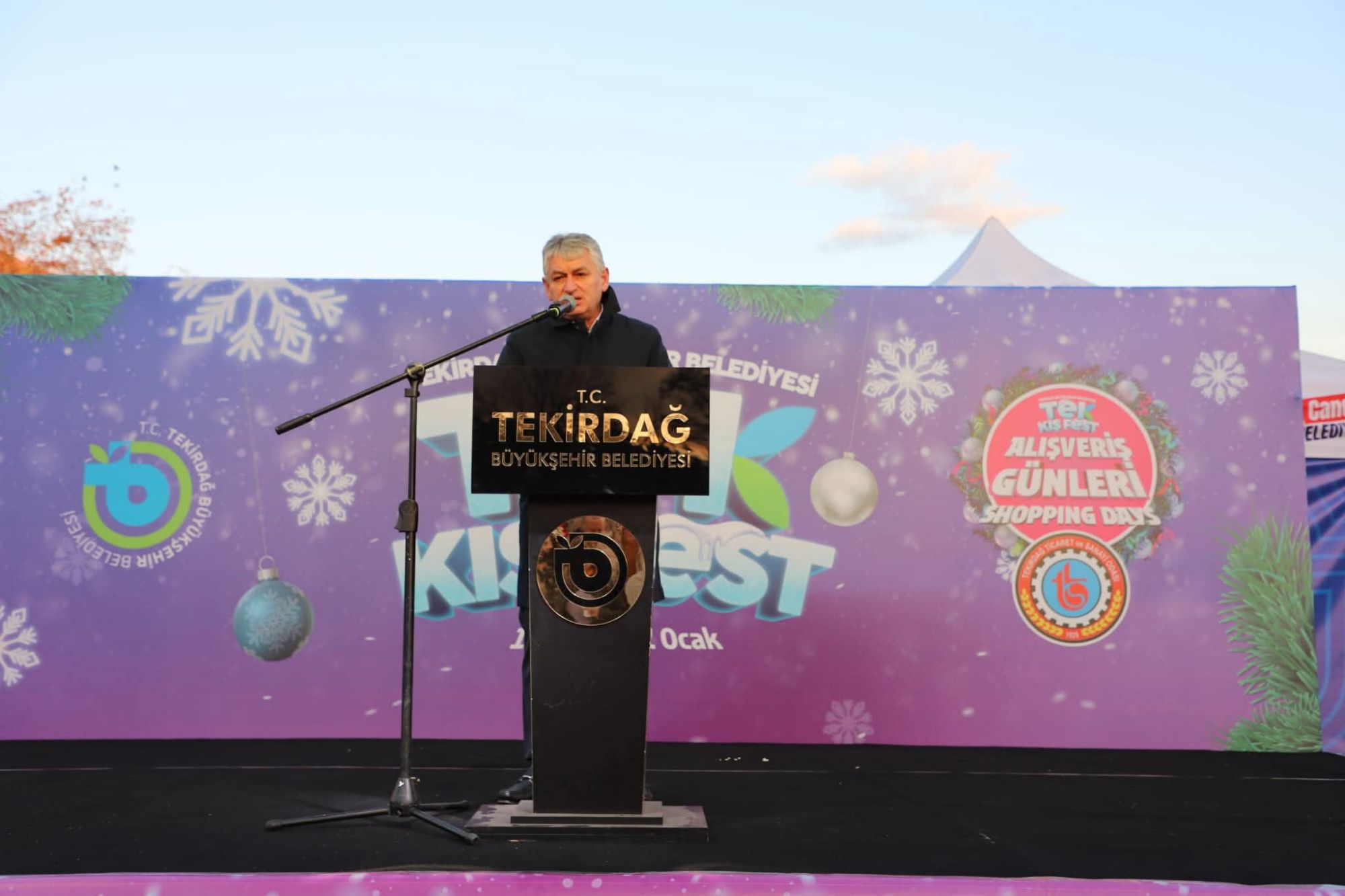 Tekirdağ Büyükşehir Bld. ve Tekirdağ TSO işbirliği ile düzenlenen TEK Kış Fest – Tekirdağ Alışveriş Günleri’nin açılışı gerçekleşti.<br><br>Yönetim Kurulu Başkanımız Cengiz Günay, Meclis Başkanımız Hakan Şık, Yönetim Kurulu Başkan Yardımcımız Cemil Koçaş, Meclis Başkan Yardımcımız Erkan Pehlivanoğlu,Yön. Kur. Üyelerimiz, Meclis Üyelerimiz, Disiplin Kurulu Başkanımız, Komite Başkanlarımız, Komite Üyelerimiz ve Genel Sekreter V. açılış törenine katılımda bulundular.<br><br>Yön. Kur. Bşk. Cengiz Günay yaptığı konuşmada;&nbsp; “Büyükşehir Belediyemiz ile hayata geçirdiğimiz TEK Kış Fest Alışveriş Günleri’nin açılışında bir aradayız. Bu organizasyon, yalnızca bir alışveriş etkinliği değil; kentimizin ekonomik canlılığını artırmayı, yerel işletmelerimize yeni fırsatlar sunmayı ve Süleymanpaşa’nın sosyal yaşamına hareket katmayı amaçlayan önemli bir iş birliği örneğidir. Kent ekonomisinin temel dinamiklerinden biri, hiç şüphesiz yerel işletmelerimizin sürdürülebilir olması ve güçlenmesidir. Bu doğrultuda düzenlediğimiz Alışveriş Günleri; perakendecimize, üreticimizden hizmet sektörüne kadar çok geniş bir yelpazedeki işletmelerimize doğrudan katkı sağlayacaktır. Hem vatandaşlarımız avantajlı alışveriş imkanına kavuşacak hem de işletmelerimiz yılın bu dönemini avantaja çevirmiş olacaktır. Ayrıca bu tür etkinlikler, kentin sosyal yaşamını canlandırması açısından da son derece değerlidir. Hemşehrilerimizin sokaklarda, çarşıda, pazarda daha fazla vakit geçirmesi; şehir ekonomisine olumlu yansırken aynı zamanda birlik ve beraberlik duygusunu da güçlendirmektedir. Şehrimizin cazibesini artıran, kent kültürünü destekleyen ve sosyal dinamizmi yükselten her adım, geleceğimize yapılan bir yatırımdır. Bu vesileyle, Tekirdağ TSO olarak yerel kalkınma perspektifine katkı sunan her projede iş birliğine hazır olduğumuzu bir kez daha ifade etmek isterim. Bu organizasyonun hayata geçirilmesinde büyük emek ortaya koyan Büyükşehir Belediye Başkanımız Sn. Dr. Candan Yüceer’e teşekkürlerimizi sunuyorum. Kendilerinin iş birliğine açık yaklaşımı ve ve kentimizin ekonomik hareketliliğine verdiği önem, bu projenin en önemli başarı unsurlarından biridir. Bu değerli festivalin, Tekirdağ’ımıza bereket, işletmelerimize güç, hemşehrilerimize ise keyifli bir alışveriş deneyimi sunmasını diliyorum.”dedi.