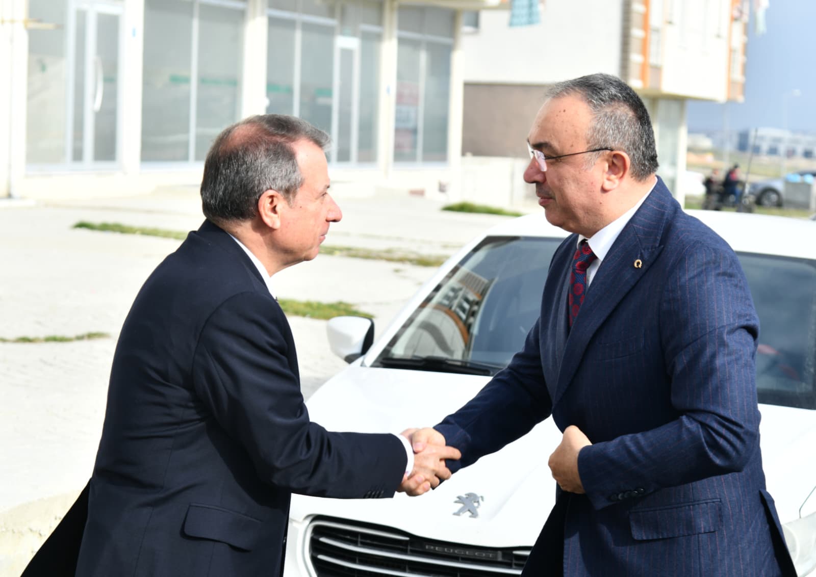 Vali Soytürk ve eşi Nurdan Soytürk Hanımefendi Şehit Ailesini Ziyaret Etti