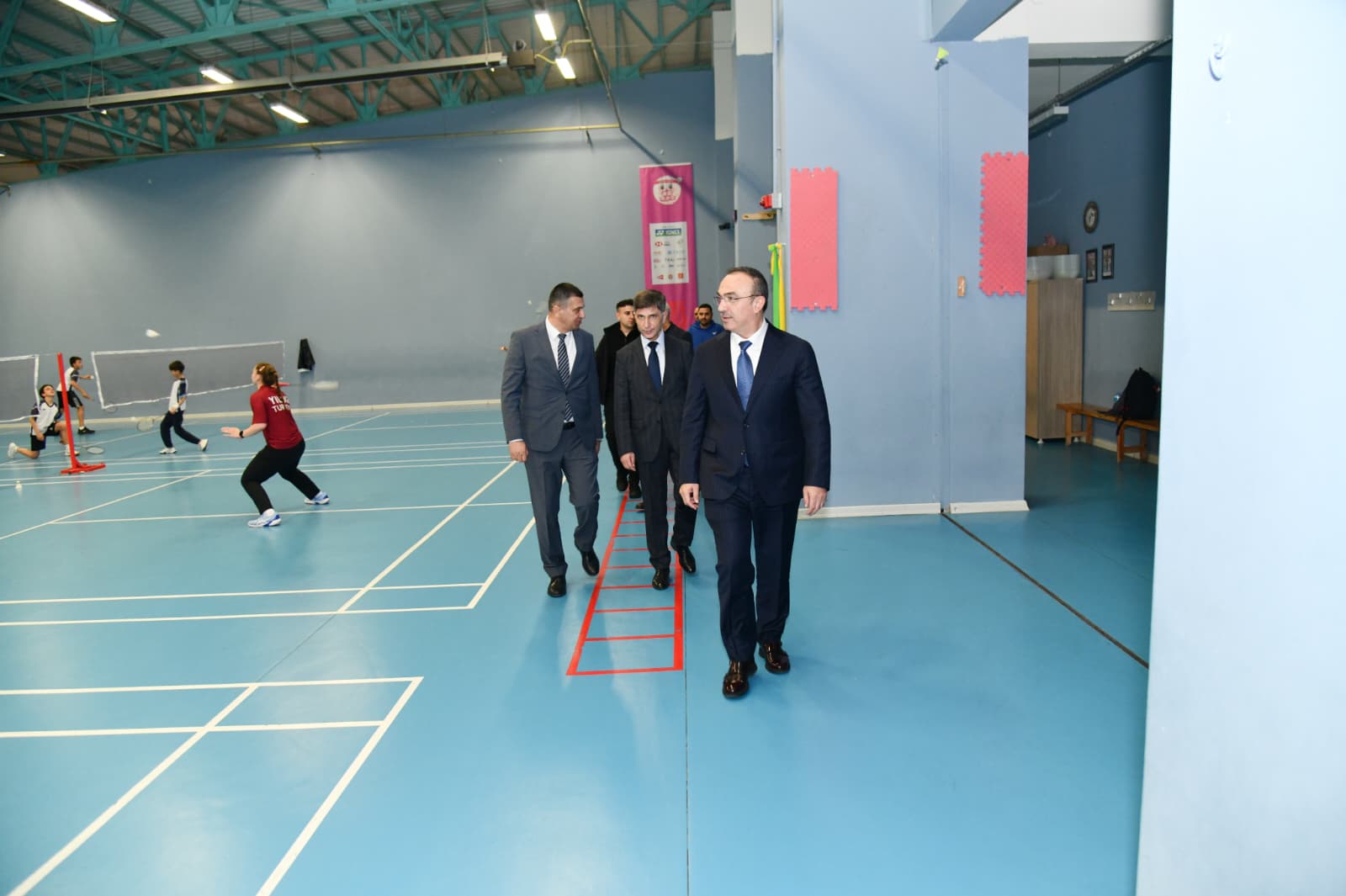 Vali Soytürk Çorlu Çok Amaçlı Spor Salonu’nu Ziyaret Ederek Sporcularla Badminton Oynadı