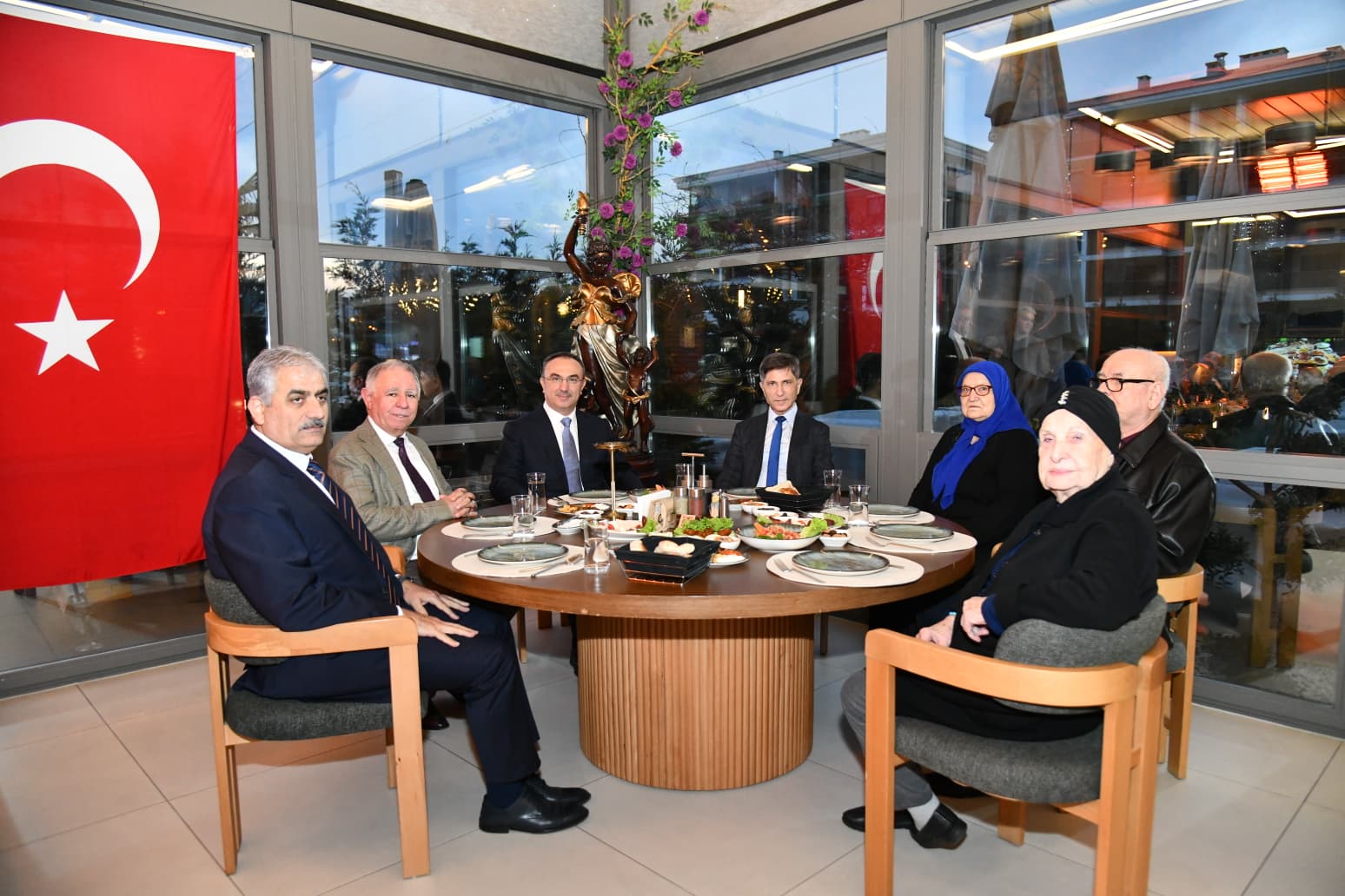 Vali Soytürk Huzurevi Sakinleri İle İftar Yaptı