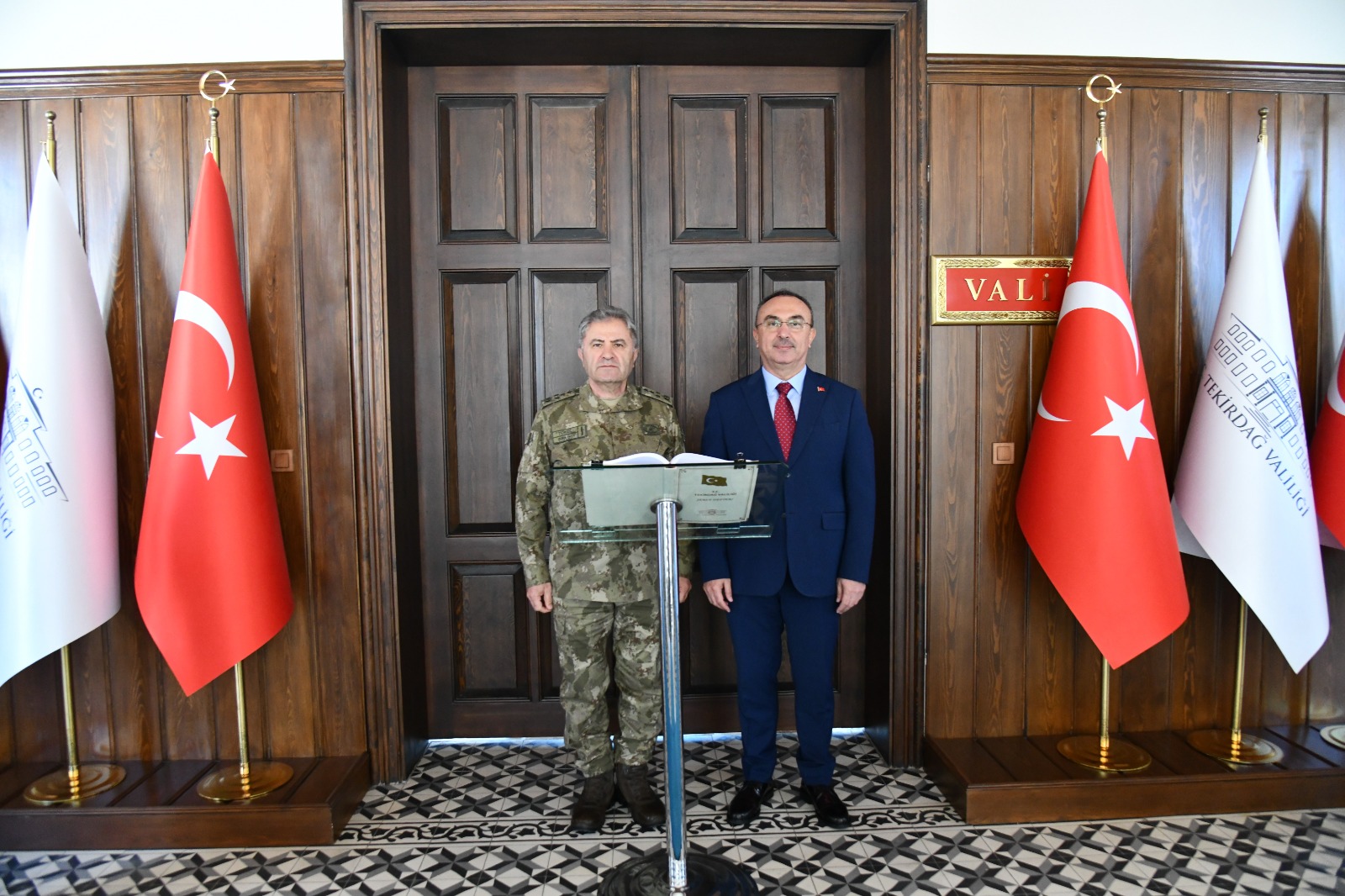 Kara Kuvvetleri Komutanı Tokel Vali Soytürk’ü Ziyaret Etti