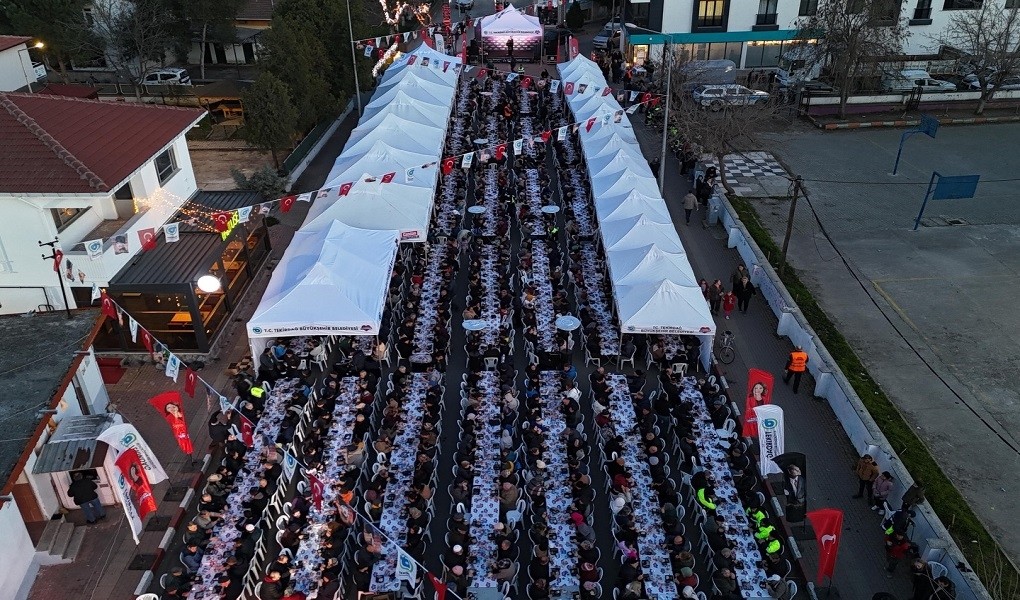 BİNLERCE YURTTAŞ BÜYÜKŞEHİR’İN DAYANIŞMA SOFRALARINDA BULUŞUYOR