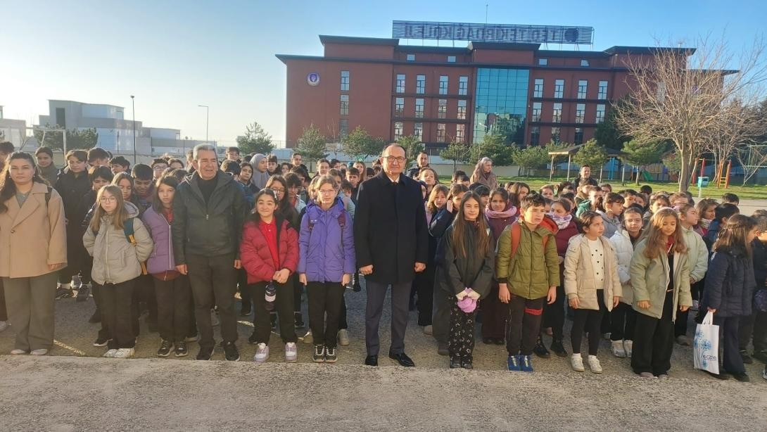 İlçe Milli Eğitim Müdürü Fahri Kırmızı Bahçelievler Ortaokulunda Bayrak Törenine Katıldı