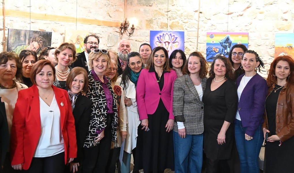 TEKİRDAĞ’DA KADIN RESSAMLARIN CANLI PERFORMANSLARI SERGİYLE TAÇLANDI