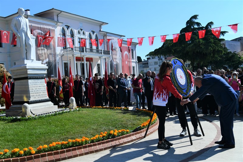 19 Mayıs Atatürk’ü Anma, Gençlik ve Spor Bayramı Münasebetiyle Çelenk Sunma Töreni Düzenlendi