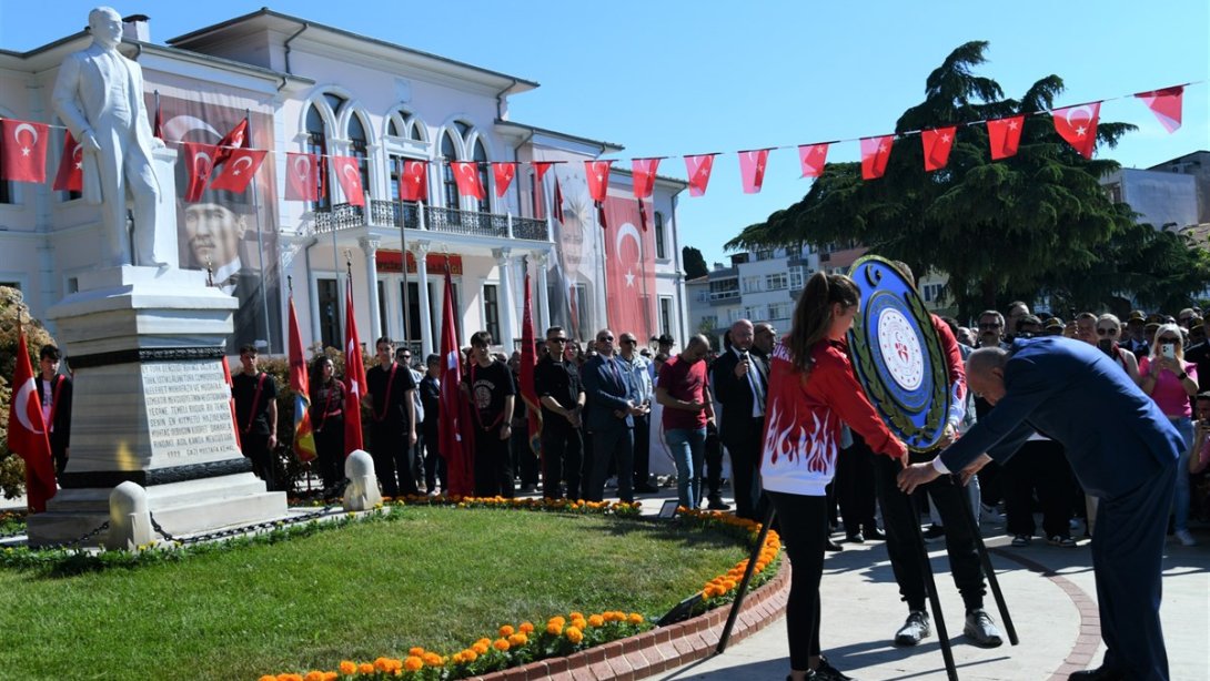 19 Mayıs Atatürk’ü Anma, Gençlik ve Spor Bayramı Münasebetiyle Çelenk Sunma Töreni Düzenlendi