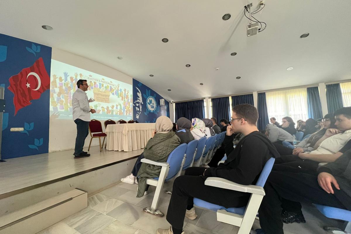 ÜNİVERSİTEMİZ ÖĞRETİM ELEMANINDAN ‘DEMOKRASİ VE İNSAN HAKLARI’ SÖYLEŞİLERİ