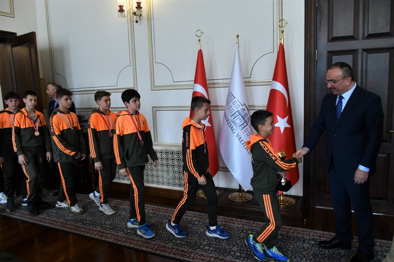 Vali Soytürk Kapaklı Nazmiye Seyfettin Koçak Ortaokulu Öğrencilerini Makamında Kabul Etti