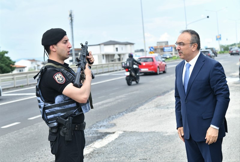 Vali Soytürk Uygulama Noktasında Görev Yapan Polislerle Bayramlaştı