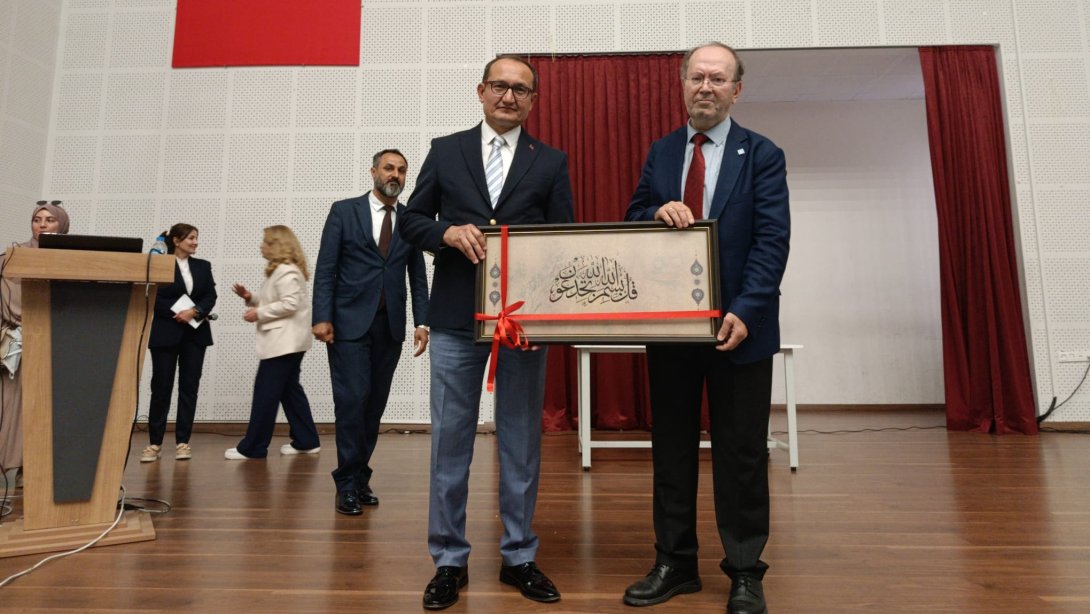 Akademisyen Yazar Yusuf Kaplan’ın ” Gölge misin? Gerçek mi? ” Semineri Yahya Kemal Beyatlı Güzel Sanatlar Lisesinde Gerçekleştirildi