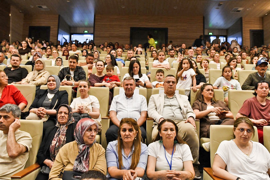BELEDİYE MECLİS ÜYESİ SUNAY SEZGİN GELENEKSEL HALK OYUNLARI ŞENLİĞİNE KATILDI