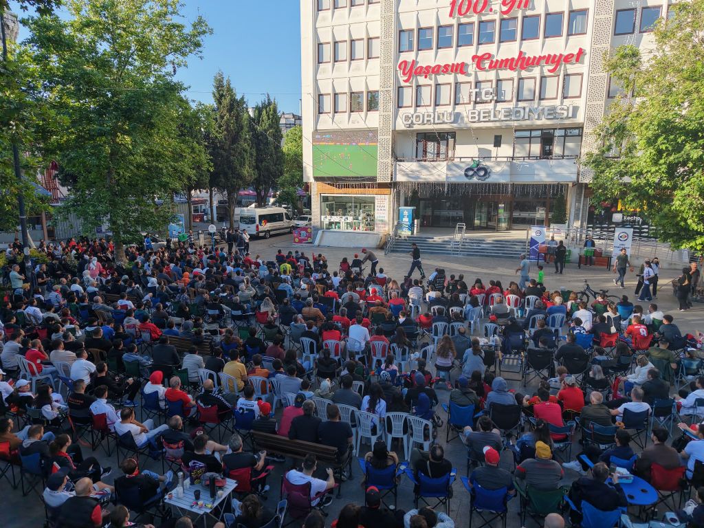 Çorlu Cumhuriyet Meydanı`nda Millî Takım İçin Tek Yürek Oldu