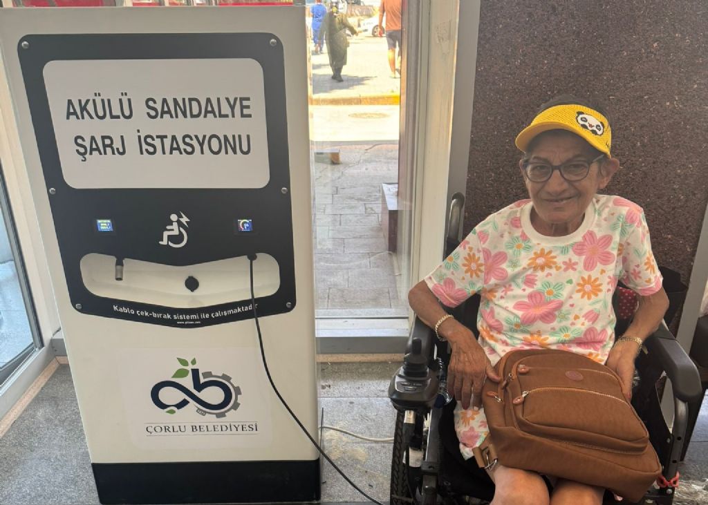 Çorlu Devlet Hastanesine Akülü Sandalye Şarj İstasyonu Bağışı