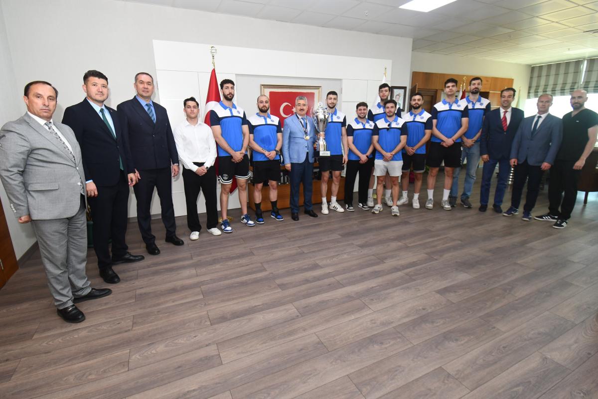 ŞAMPİYONLARDAN REKTÖRÜMÜZE ZİYARET