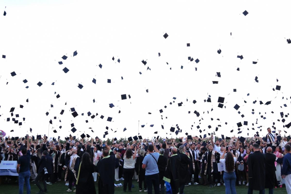 ÜNİVERSİTEMİZ 2025-2026 AKADEMİK YILI LİSANS MEZUNİYET TÖRENİ GERÇEKLEŞTİ