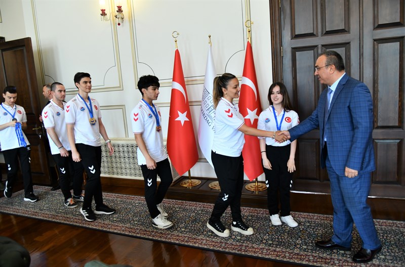 Vali Soytürk Serbest Dalış Dünya Şampiyonası’nda Derece Elde Eden Sporcuları Kabul Etti