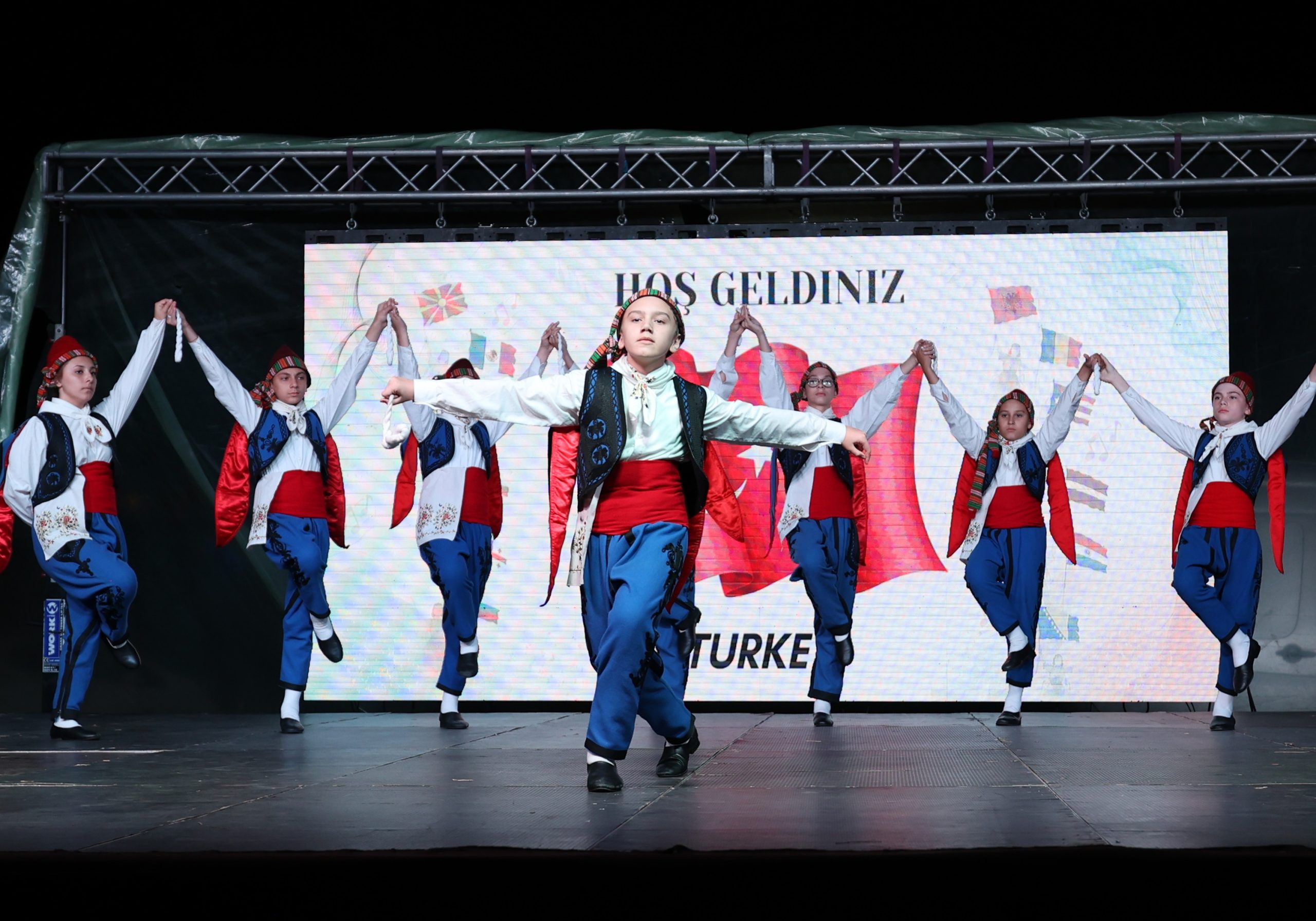 HALK OYUNLARI EKİBİMİZDEN MAKEDONYA’DA BÜYÜLEYEN PERFORMANS