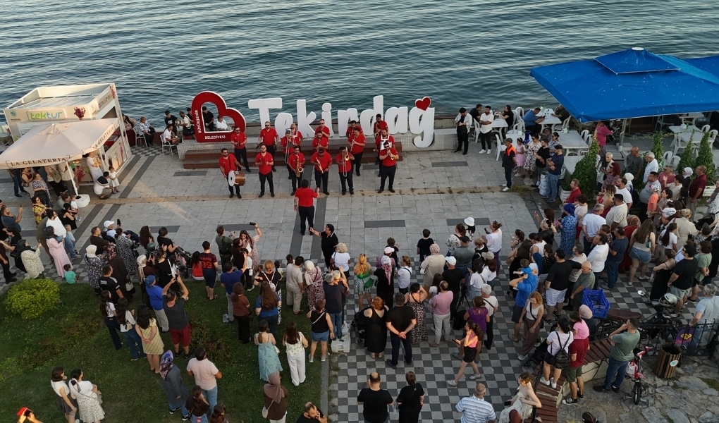 “YAZ KONSERLERİ” MÜZİK COŞKUSUNU İLÇELERE TAŞIYOR