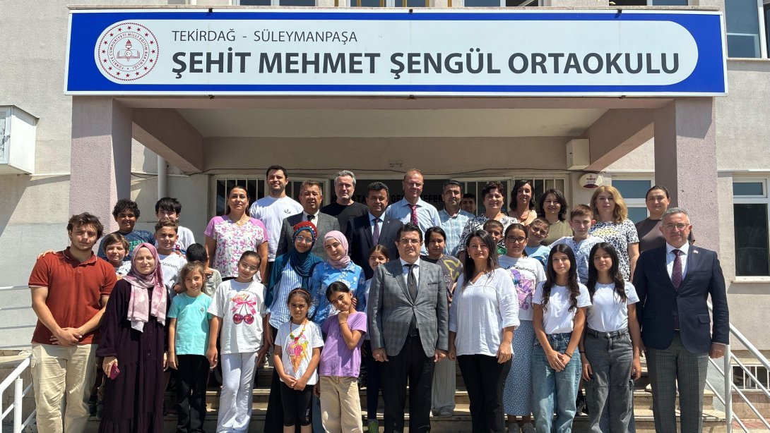 İl Millî Eğitim Müdürü Dr. Aziz Yeniyol, Şehit Mehmet Şengül Ortaokulunda Yaz Okulu ve DYK Kurslarını Ziyaret Etti