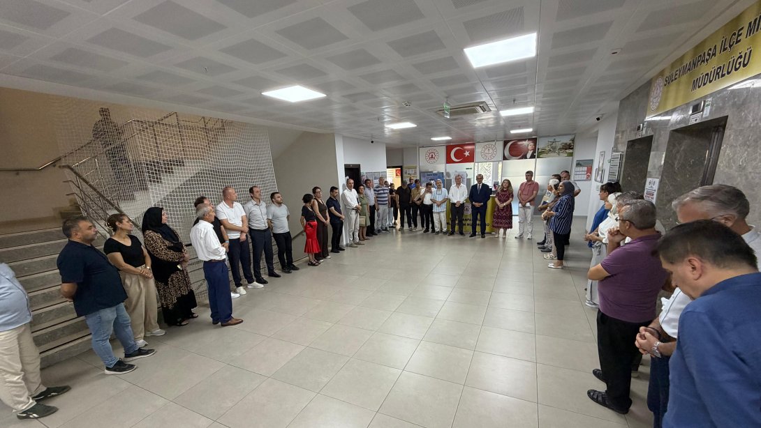 İlçe Milli Eğitim Müdürümüz Fahri KIRMIZI,Okul Müdürlerinin ve Müdürlüğümüz Personelinin Mevlid Kandili’ni Tebrik Etti