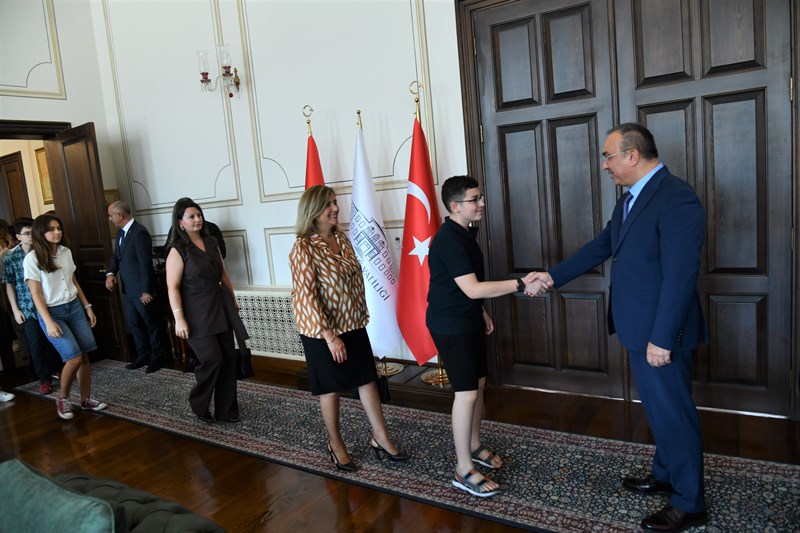Vali Soytürk LGS Sınavı’nda 500 Tam Puan Alan Öğrencilerimizi Tebrik Etti