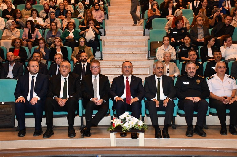 “Dijital Bağımlılık Çağında Birey ve Aile” Konulu Konferans Düzenlendi