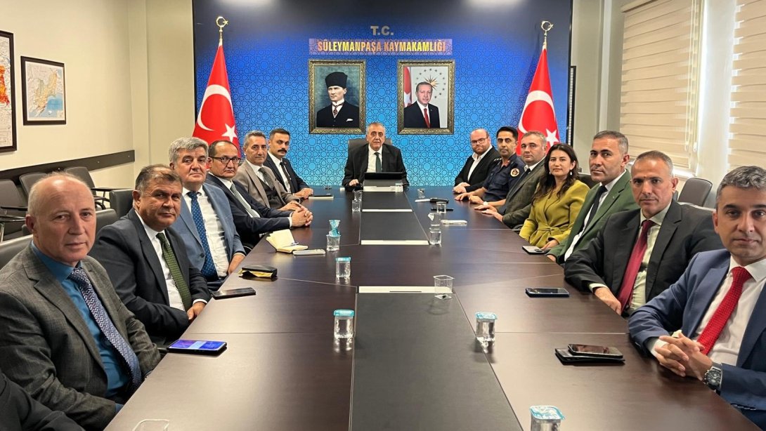 İçişleri Bakanlığı ile Hayrat Vakfı arasında imzalanan protokol kapsamında düzenlenen Osmanlı Türkçesi Eğitimi Bilgilendirme…