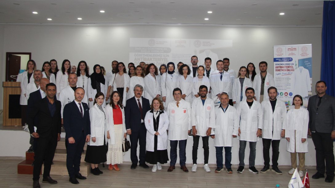 Türk Tekstil Vakfı MTAL’de Öğretmenlere Antibakteriyel Önlük Desteği