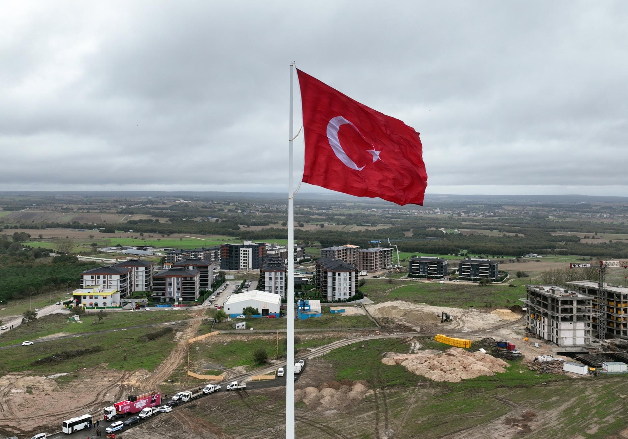 ÇERKEZKÖY’DE AY YILDIZ 81 METREDE GÖKLERLE BULUŞTU